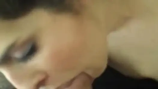 Esmer kadın istekli bir sakso çekiyor