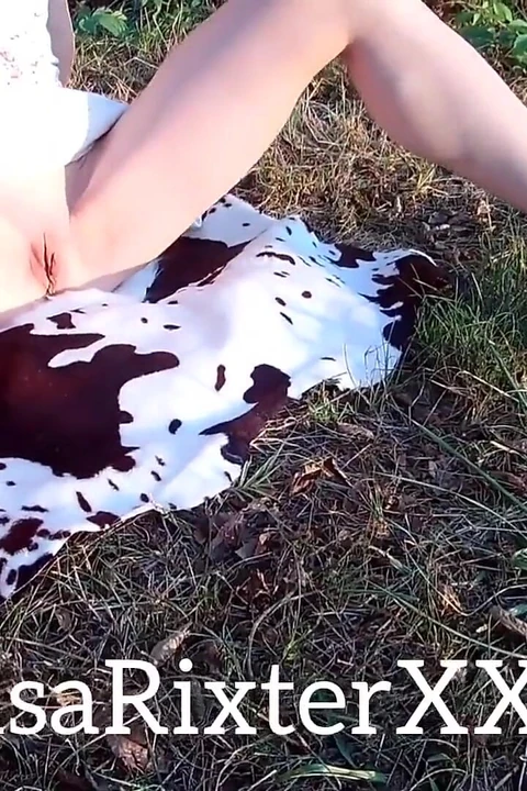 Я в парке читаю книгу, но я забыл, что я не надел трусики, потому что это так жарко. Elsarixterxxx
