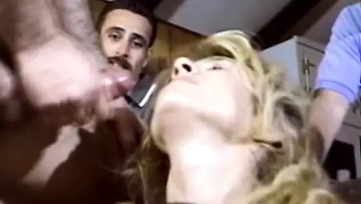 Evli kadın yabancıların onu dörtlü grup sekste sikmesine izin veriyor