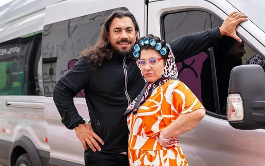 Pirsingli göbekli olgun otobüste götünü siktiriyor