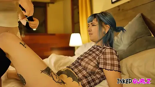 Dövmeli gurlz - dövmeli bir emo kız üçlü sekste götten sert sikiliyor