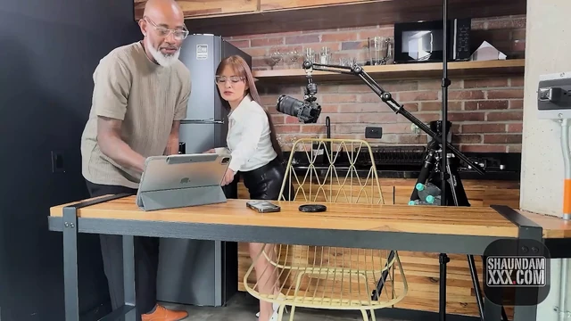 За кулисами секретарша соблазняет босса