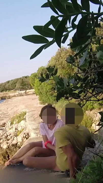 Genç öğretmen hırvatistan'da herkesin önünde halka açık bir plajda yarağımı emiyor - yakındaki insanlar için çok riskli - misscreamy | Klip 2