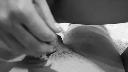 İnce bir üvey kız kardeş üvey erkek kardeşine sakso çekiyor