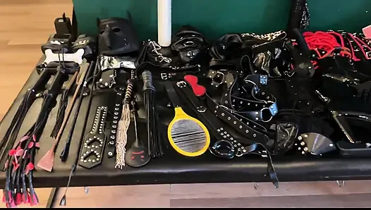 Baskın hatunlar ve itaatkar adamla ateşli fetiş seansı