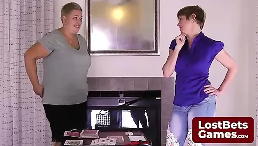 Son striptiz oyunu kaybedeni, sadece sutyenle kaldı