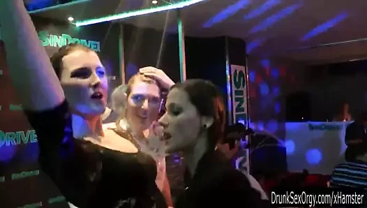 Bir kulüpte erotik dans eden ıslak kızlar