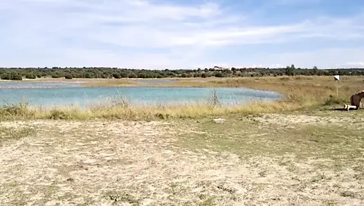 Paseando al perro por el lago.