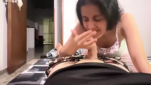 Üvey kız kardeşim yarağımı emiyor, böylece ona dışarı çıkma izninde yardım edebilirim