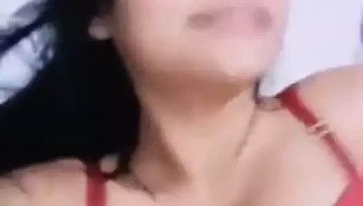 kız gösteren göğüsler ve KEDİ