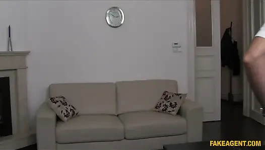 Fake Agent - götüyle çalışan delikanlı, önüne alıyor
