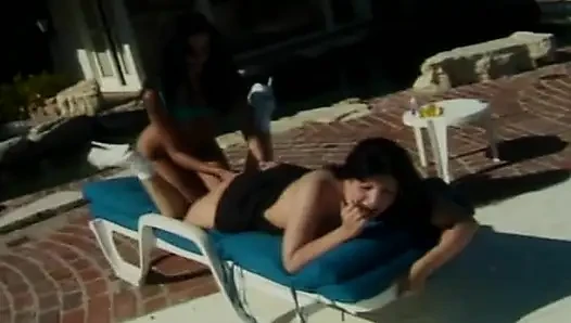 Mükemmel lezbo kızlar havuz başında eğleniyor