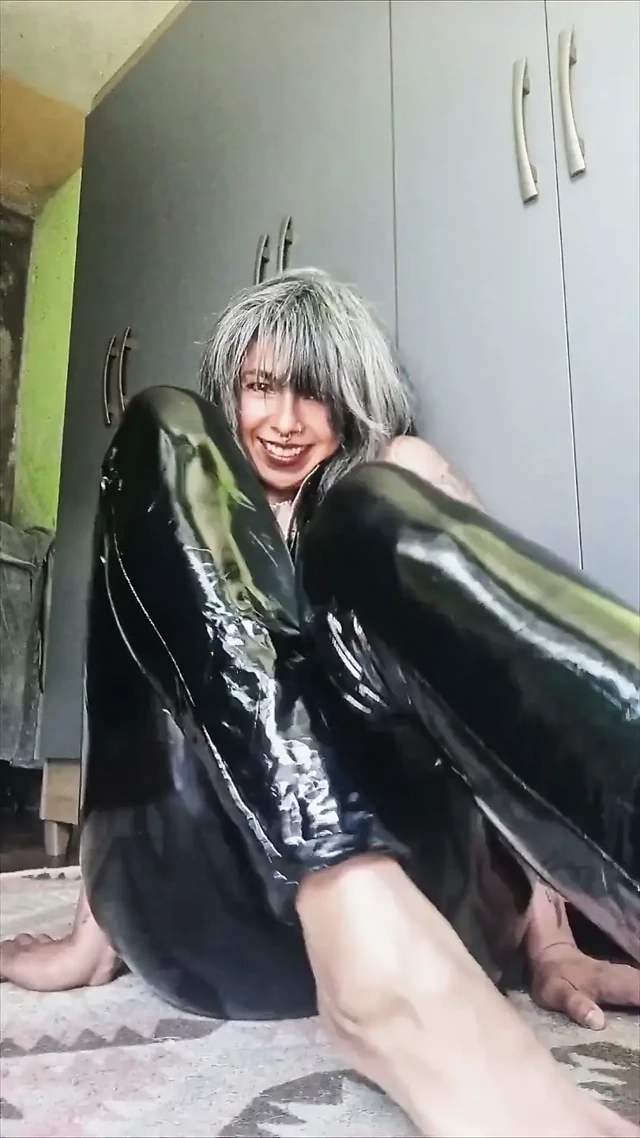 PVC kıyafetle mastürbasyon