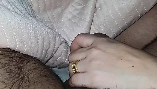 Küçük ellere sahip üvey anne üvey oğlunun büyük yarağını sıvazlıyor