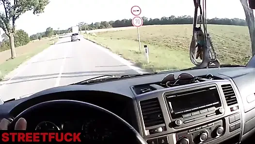 Sokakta sokakta sikilen küçük hatun