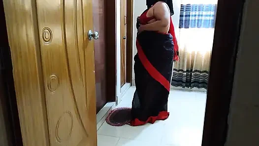 Asyalı ateşli sari 35 yaşındaki iri güzel kadın ellerini kapıya bağladı ve komşusu tarafından sikiliyor