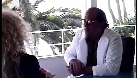 Kaslı adam ve büyük memeli sarışın amcık domalma pozisyonunda sikişiyor