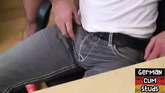 Alman amatör kaslı sporcu formda göt deliğine prezervatifsiz sikiliyor