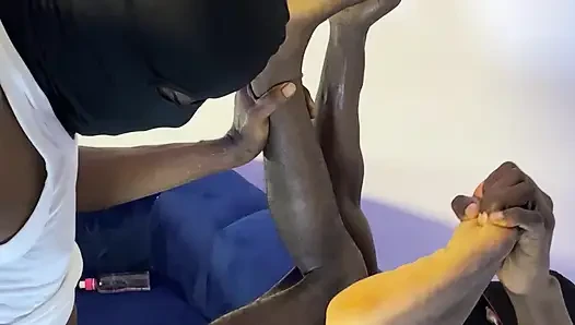 Büyük yarağımla götünü tatmin ediyor