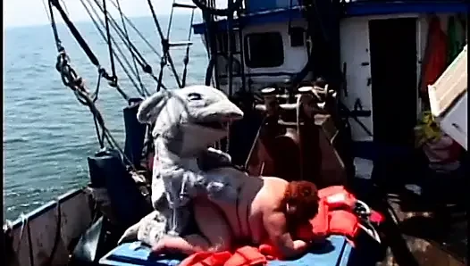 Büyük kaltak bir adam tarafından sikiliyor ve dölleniyor