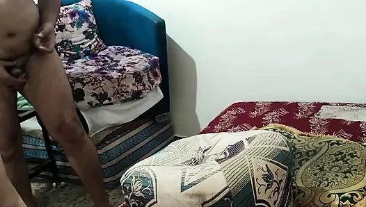 Kocamın patronu beni önünde sikiyor çünkü profesyonel artış için