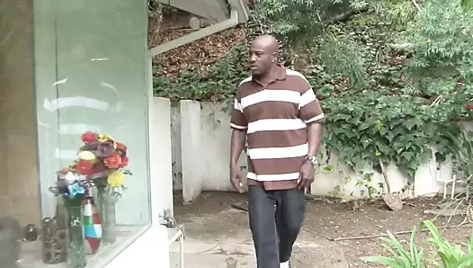 Azgın zenci adam iki ateşli kızı götten sikmeden önce sakso çekiyor