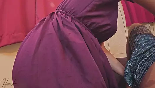 Ateşli üvey kız kardeş büyük erkek kardeşiyle yatakta.