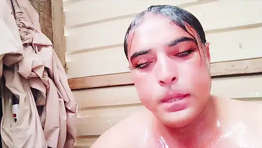 Yalnız Pakistanlı Imran duş banyosu