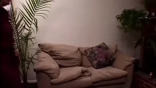 Yaşlı ve genç lezbiyenler dildo yalıyor (tam orijinal film.)