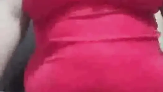 Gel ve iç çamaşırımı çıkarmamı ve seksi gecelikimi büyük kıvrımlı tombul bir zevkle takmamı izle