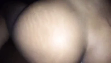 Yukarı ve aşağı zıplayan sarı basketbol ganimet