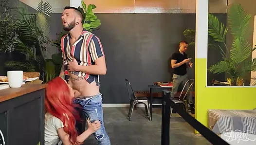 Trans melekler - Emma Rose kafe tezgahının altında Johnny Hill'i emiyor