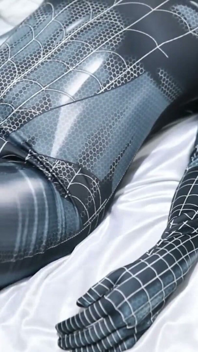 Büyük kıçlı Asyalı kız Spiderman cosplay yapıp içine boşalana kadar sikiyor | Clip 1