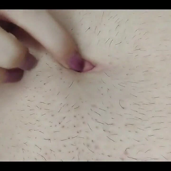 Göbek deliğimi kazıyor