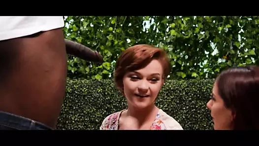 iki beyaz civciv sahip eğlenceli bir büyük siyah horoz