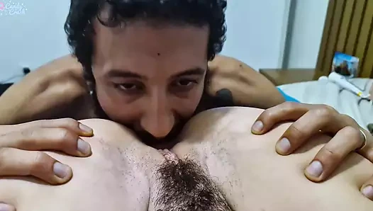 Bu küçük sürtük büyük zenci yarağı dölüyle amının kıllarını yapış yapış yapmayı seviyor