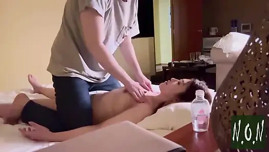 Un massage à l’huile va trop loin avec la femme de mon ami