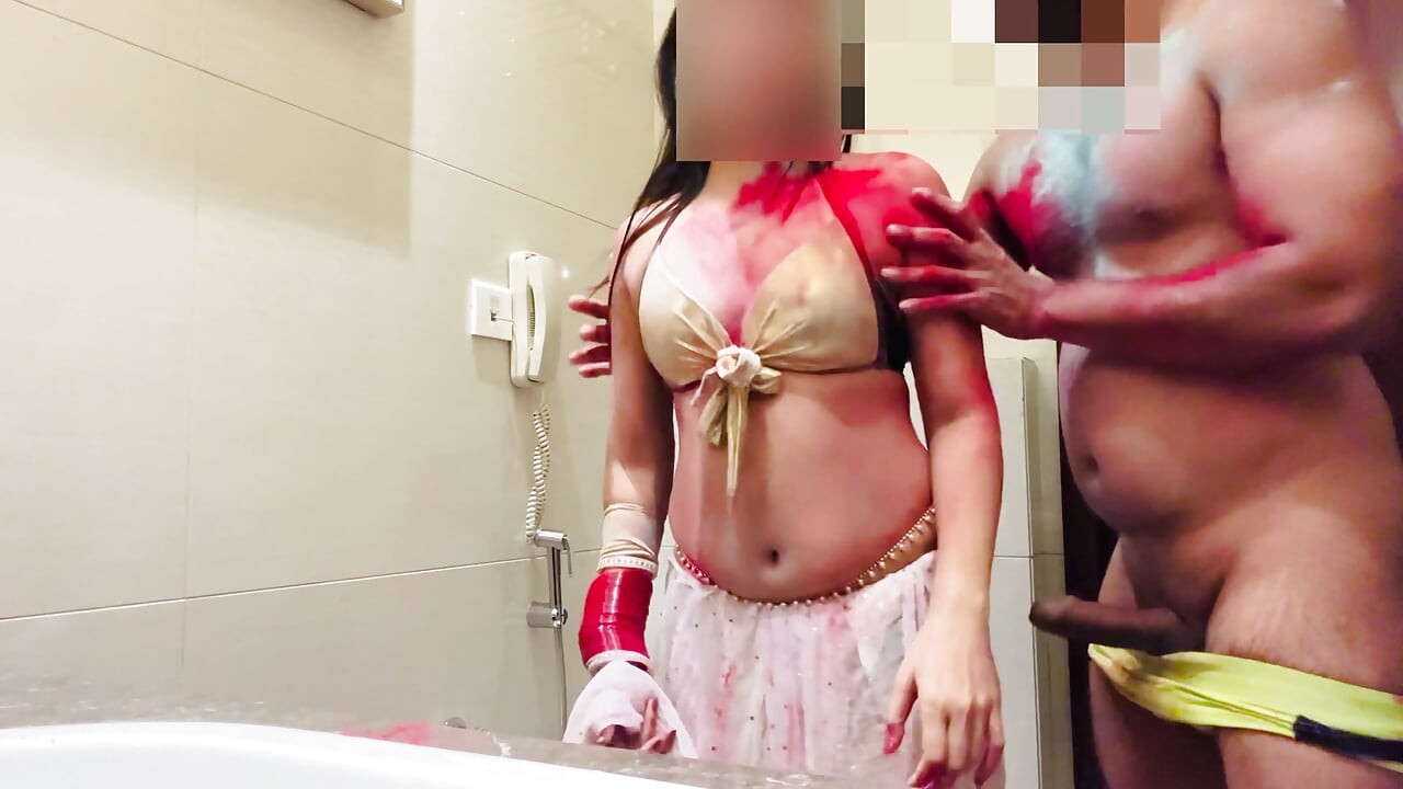 Hintli kadın Holi'de seksi baldızın duşunda renk uygulama bahanesiyle çok eğlendi