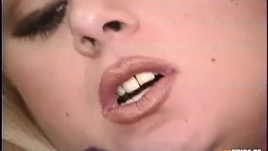 Azgın sarışın oyuncakla mastürbasyon yapıyor ve ıslak amını uzun saçlı bir adama siktiriyor