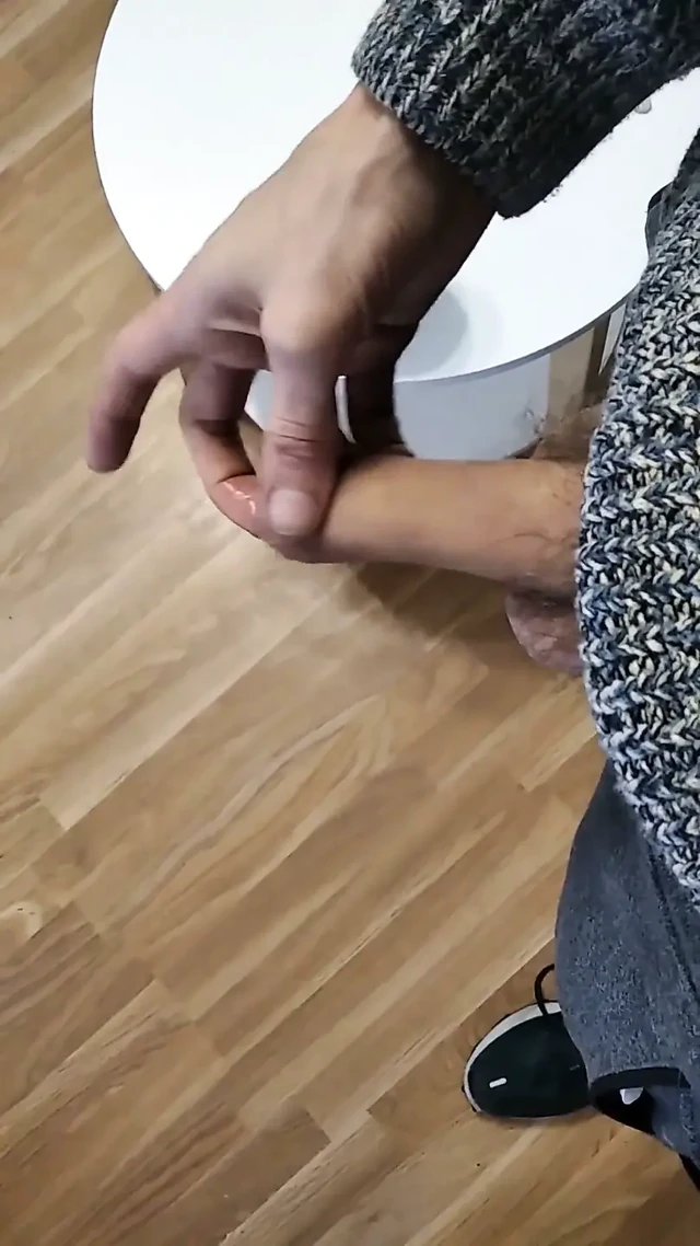 Adam bir bardak sütünü bitirdi, şişman yarağını çıkardı ve ayrıca sütünü çıkardı