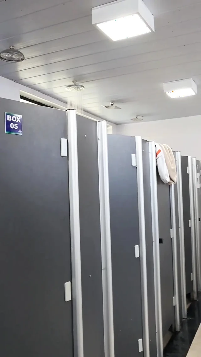 Neredeyse kamyon şoförlerinin duşa gittiği banyoda gösteriş yaptığımda yakalanıyordum.