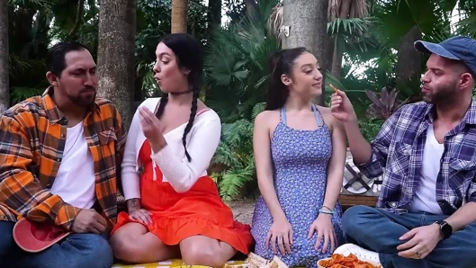 Violet ve Violet üvey babalarının büyük sert yaraklarını yakıcı bir tutkuyla özlüyor - daughterswap