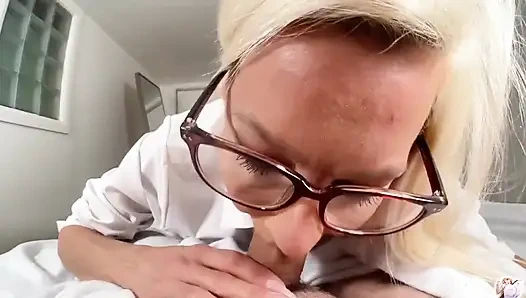 Üvey anne büyük memelere orgazm ve boşalma istiyor!