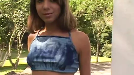 Küçük memeli esmer tatlı açık havada tüm pozisyonlarda dövülerek alır