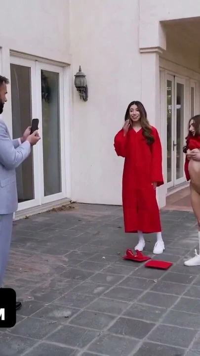 Üvey baba üvey kızı Camila ve en iyi arkadaşı Penelope'nin çıplak mezuniyet fotoğraflarını çekiyor | Klip 1