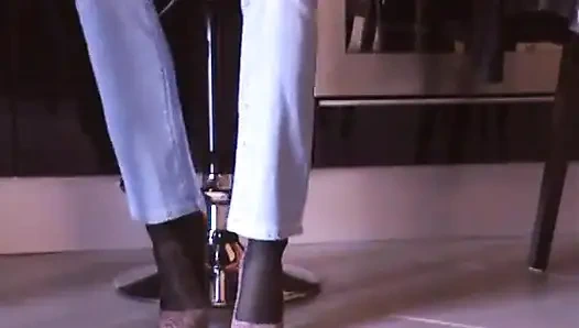 Siyah külotlu çoraplı ve pembe pompalı ayakkabı oyunu