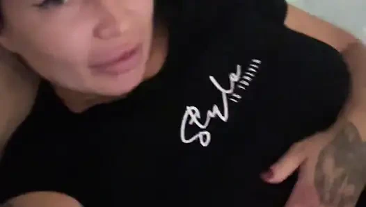 Sadakatsiz sürtük evli kadın kocası yerine dildolarla sikişmeyi seviyor!