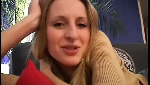 Seksi vücutlu güzel genç kız sert yarağı emiyor ve biniyor