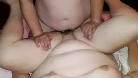 Deux nanas rondes et un gode ceinture pour jeux pervers