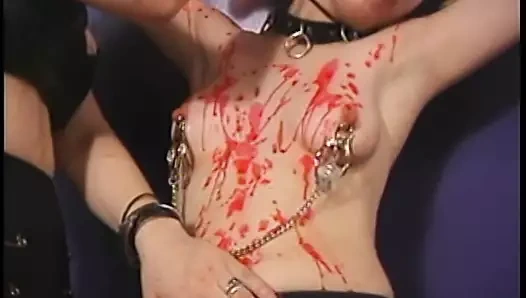 Dominatrix sarışın sürtüğün üzerine ateşli ağda döküyor